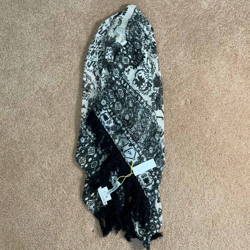 BCBGENERATION-Black and white floral scarf-NWT